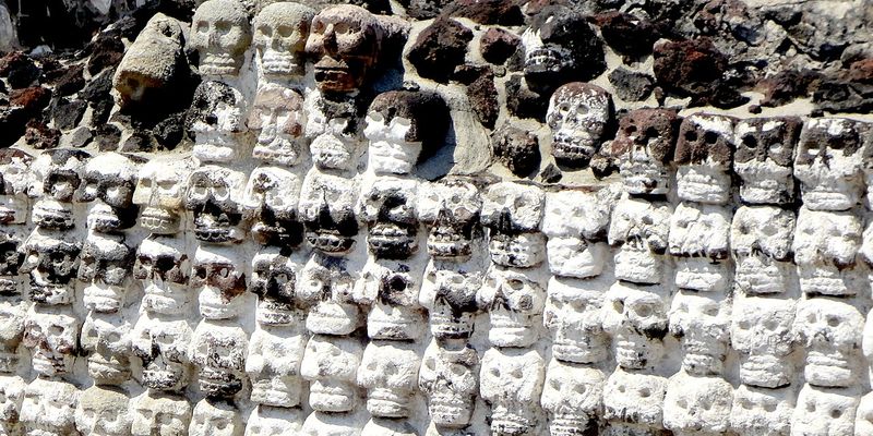 Les crânes du Tzompantli au Templo Mayor, témoignage de la présence aztèque (Mexique)