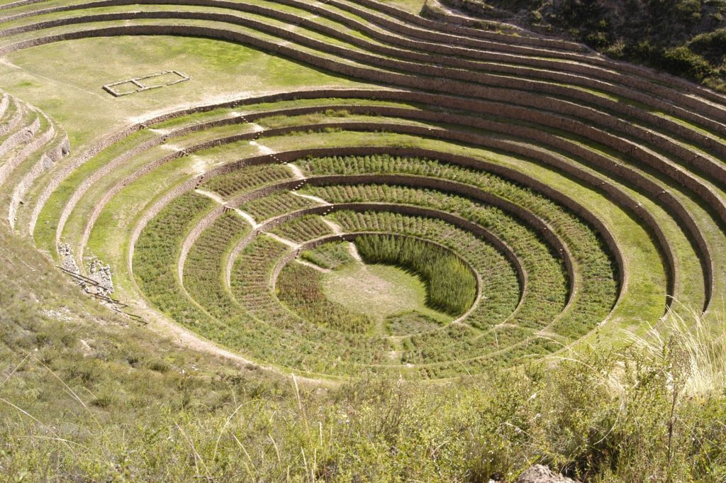 Explorez Moray, le site inca aux terrasses circulaires uniques, conçu pour expérimenter la culture de plantes dans les Andes. 