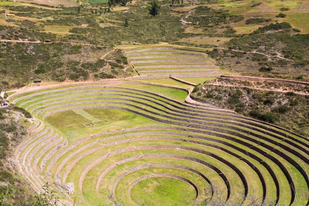 Le site inca de Moray est un laboratoire agricole exceptionnel où les Incas ont créé des microclimats pour cultiver diverses plantes. Découvrez ce joyau historique.